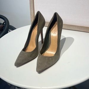 Schutz Olive suede pump